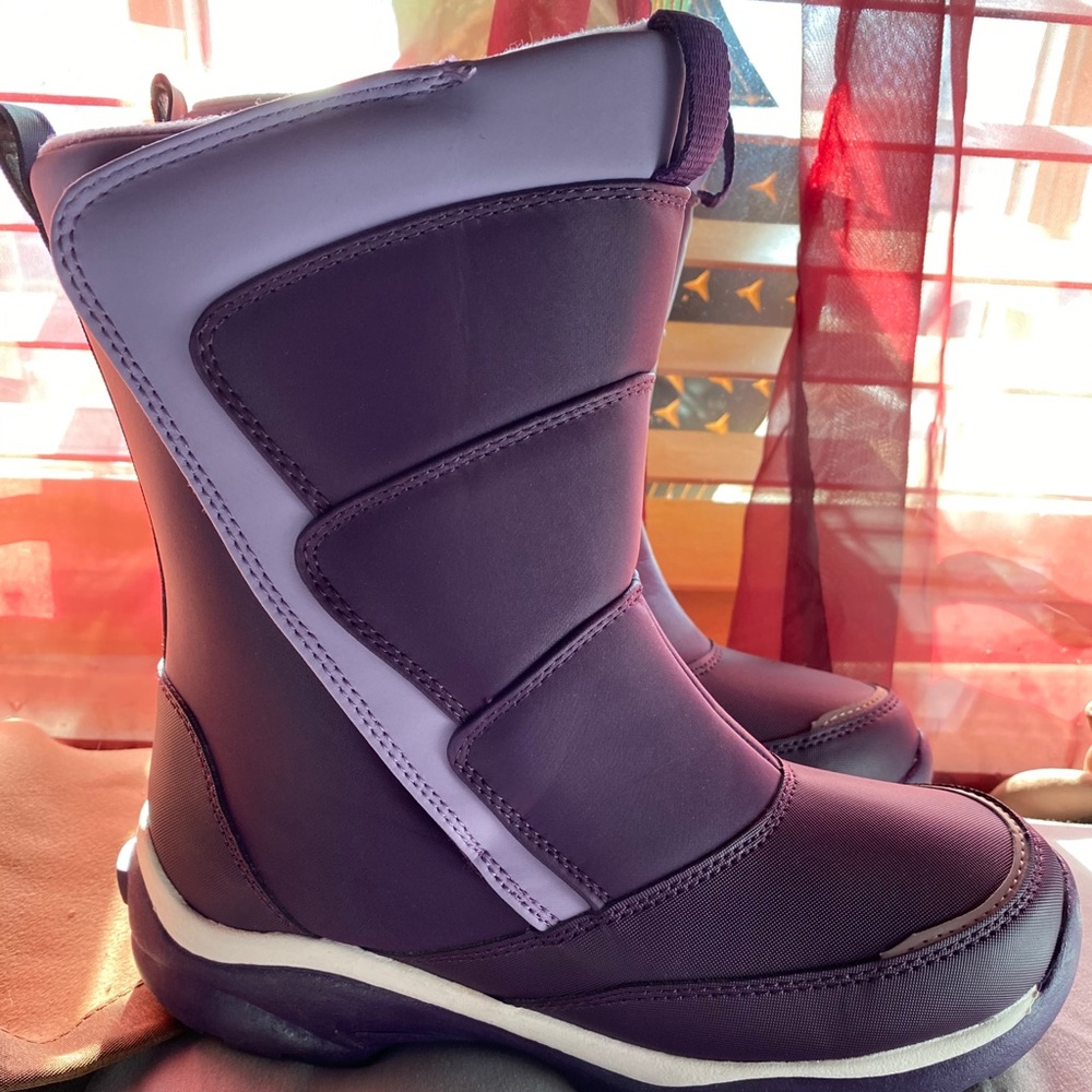 Kids snow boots.